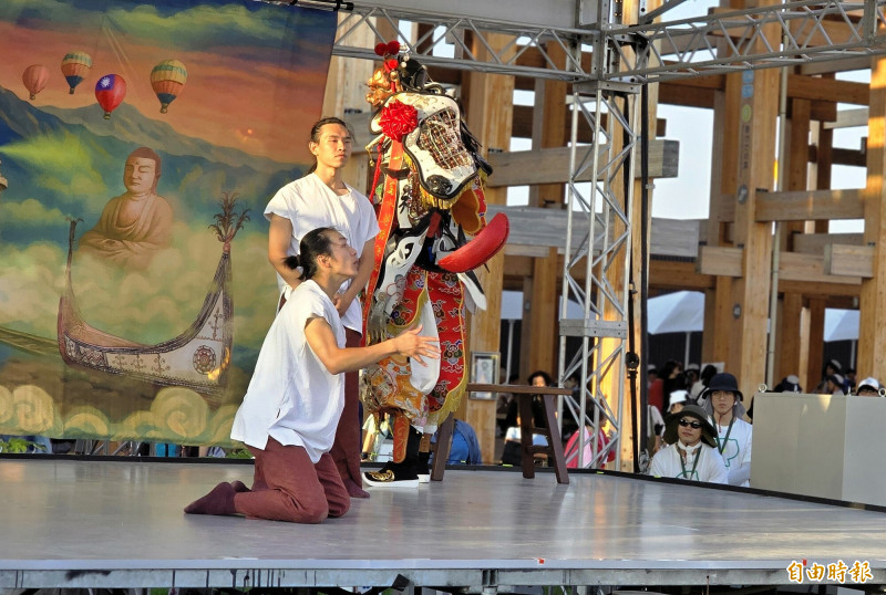 雯翔舞團在世博重現台灣宮廟文化中的博杯儀式。（記者凌美雪攝）