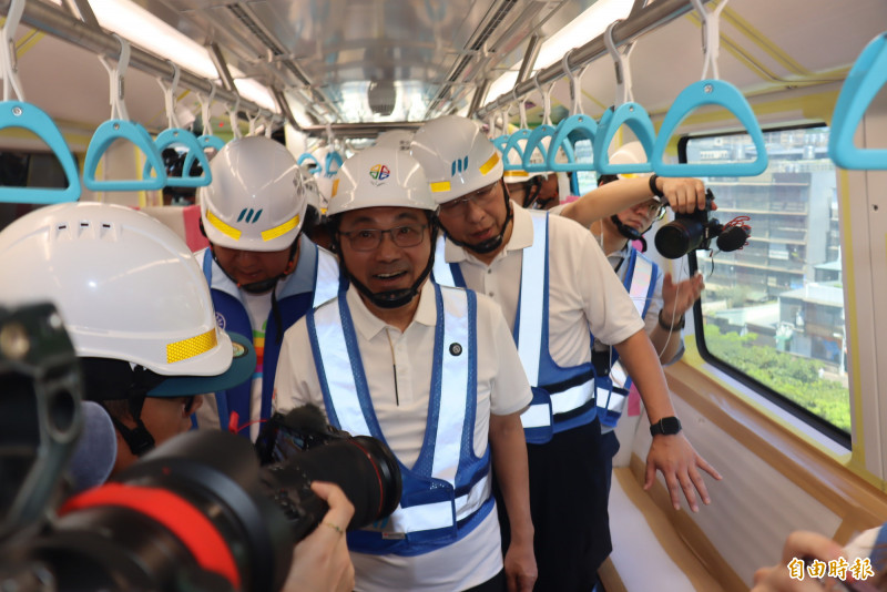 新北市長侯友宜視察捷運三鶯線陶瓷老街站及列車測試情形。（記者翁聿煌攝）