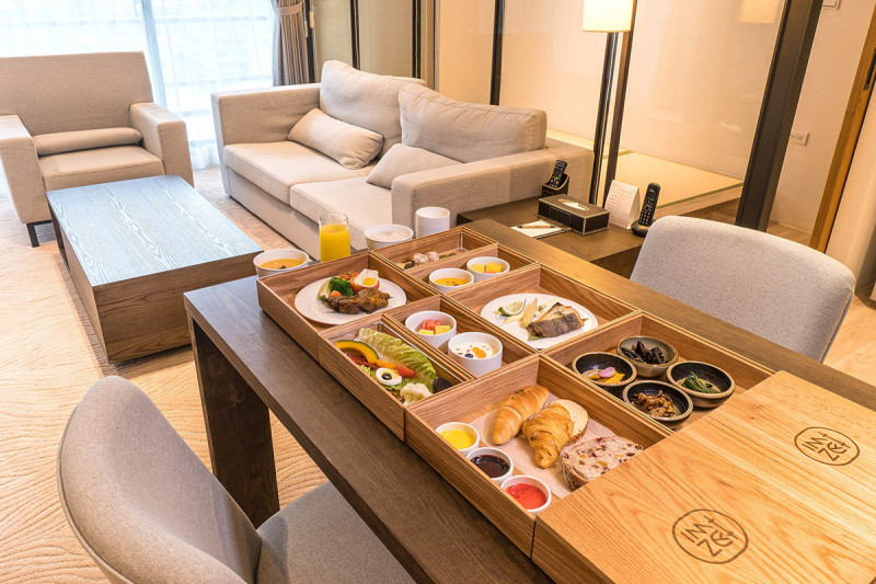 專屬蘊木盒早餐由服務人員親送至房內，悠閒細品料理的溫度與香氣。（蘊泉庄提供）