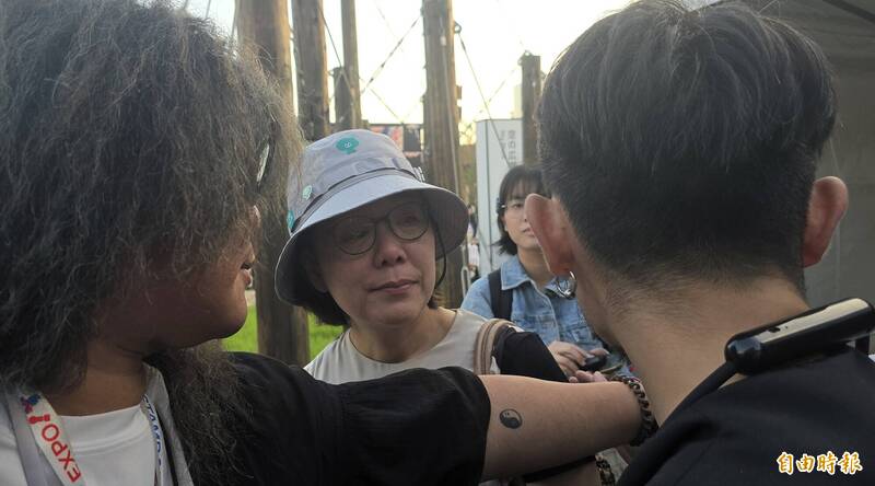 文化部政次王時思一邊鼓勵團隊，一邊仍忍不住掉下眼淚。（記者凌美雪攝）