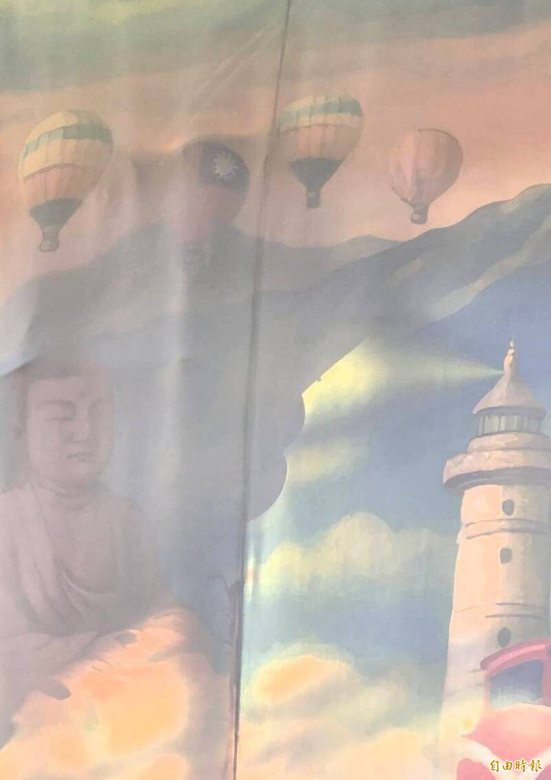 在陽光照射下，舞台後方仍可見國旗氣球。（記者凌美雪攝）