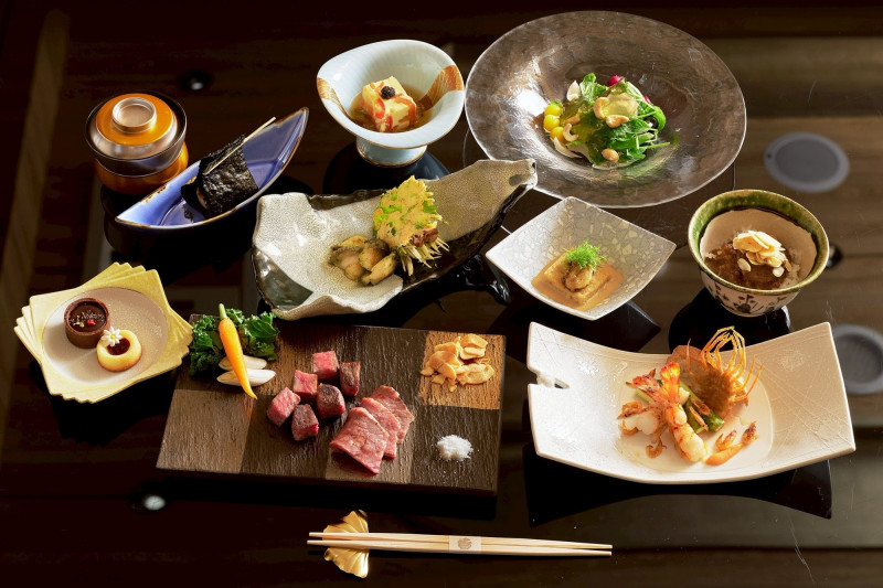 HAYASE日本料理鐵板燒全新推出「錦秋鐵火旬響」，午餐套餐呈現9道精緻料理。（JR東日本大飯店台北提供）