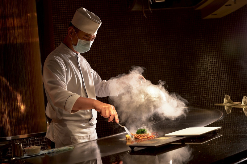 美食躍動在煎台上，師傅以精湛技藝駕馭鐵板，呈現一場「食藝秀」。（JR東日本大飯店台北提供）
