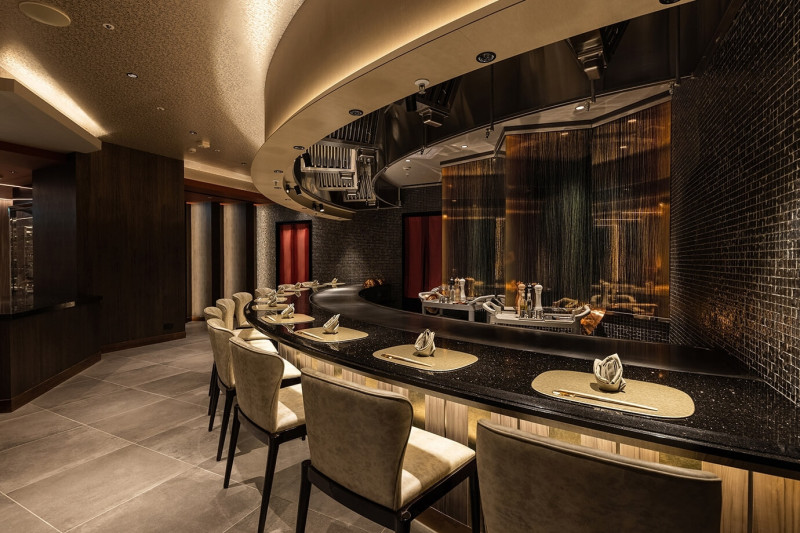 「HAYASE鐵板燒」以經典日式鐵板燒為主，營造沉浸式的高級饗宴氛圍。（JR東日本大飯店台北提供）