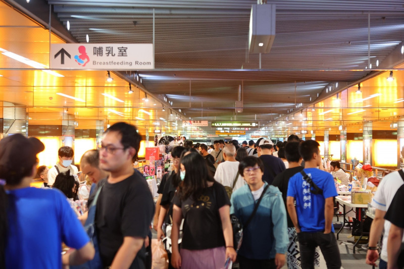 2025夏戀高捷動漫季最終場，本週末在美麗島站舉行，圖為去年動漫市集場景。（高捷提供）
