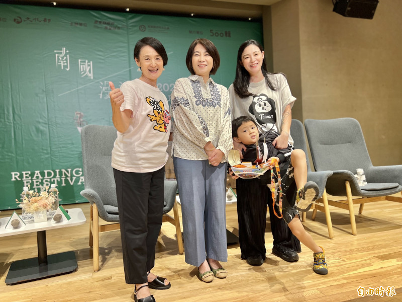 南國漫讀節開幕，屏東縣長周春米與譚艾珍一家三代分享屏東旅遊故事。（記者羅欣貞攝）