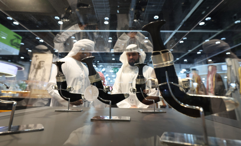 現場展示的各式匕首。（歐新社提供）