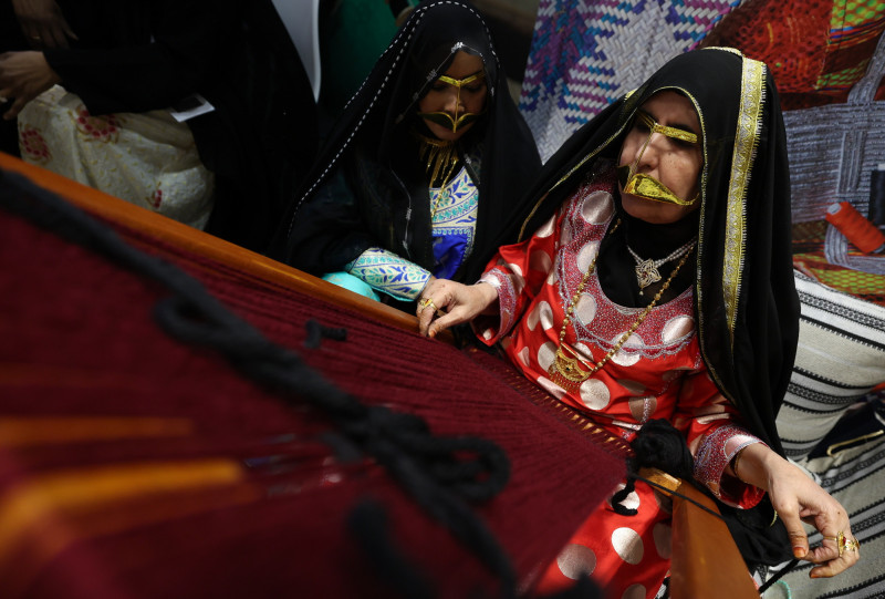 女子於展覽現場製作工藝品。（歐新社提供）