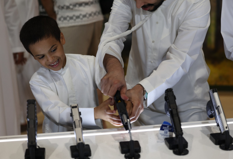 民眾可實際感受各式獵槍。（歐新社提供）