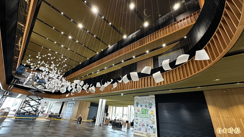 南市圖永康新總館的公共藝術〈陣風〉首度清潔。（記者劉婉君攝）