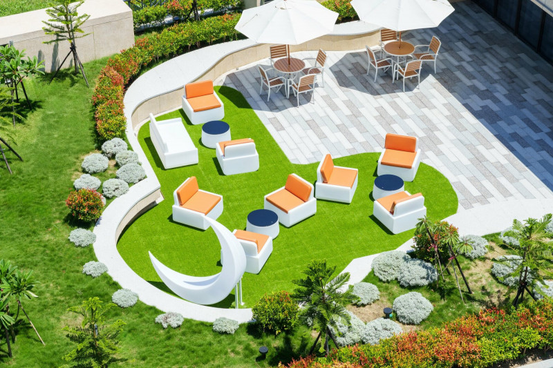 飯店1樓戶外裝置藝術「島日微光」，白天提供親子遊憩，晚上能欣賞獨特的光影藝術，亦提供預約派對包場。（福容大飯店提供）