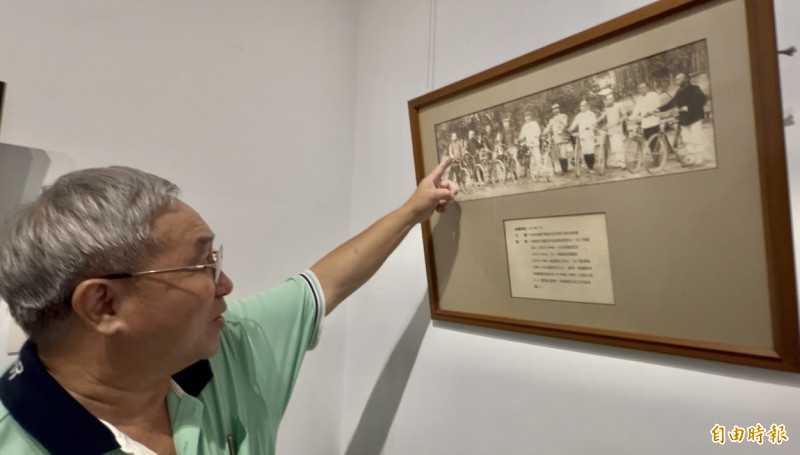 吳庚元解說老照片展中歷史最悠久、攝於128年前的「阿里港豪門藍家昆仲與仕紳合影圖」。（記者羅欣貞攝）