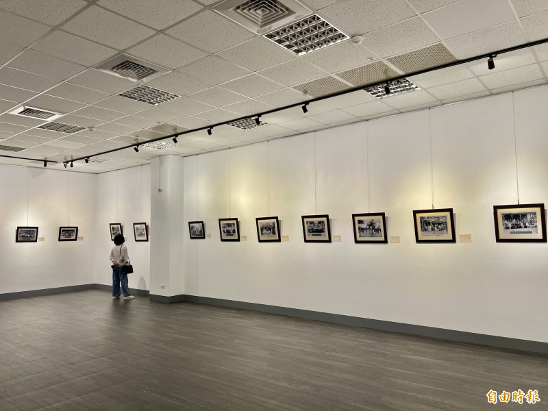 見證里港百年發展的老照片展，在里港鄉立圖書館展至9月30日。（記者羅欣貞攝）