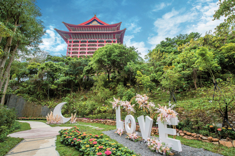 9月「滿額送密道文化體驗」活動，一遊圓山歷史建築的祕境花園。（圓山大飯店提供）