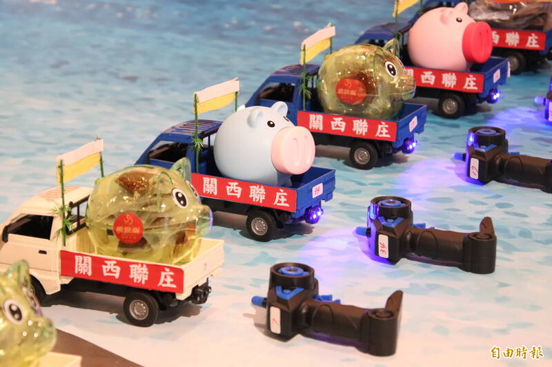 遙控豬豬車，替今天的「豬」事大吉義民創藝展打前鋒。（記者黃美珠攝）