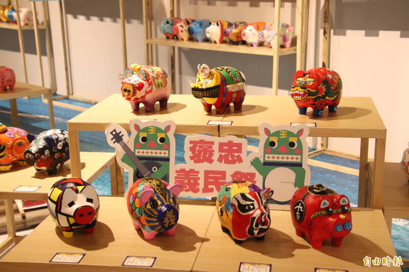 展現100種創意的「豬」事大吉義民創藝展。最上面3隻從左到右，依序就是贏得優選的「義民好客望新埔」、「原豬民勇士」、以及「龍來福」。（記者黃美珠攝）
