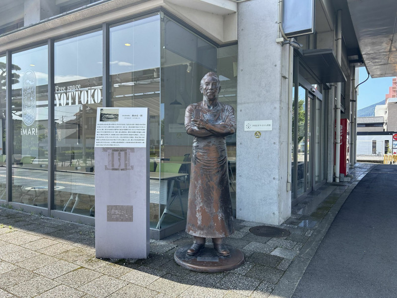 佐賀伊萬里車站旁的森永太一郎銅像，象徵森永牛奶糖的傳承，也是當地代表性景點之一。（森永牛奶糖提供）