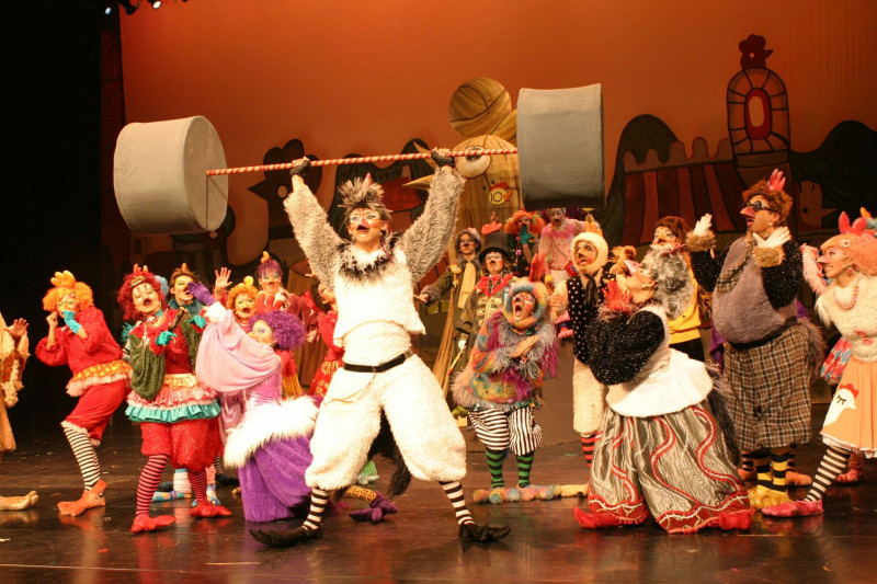 紙風車演出作品之一「雞城故事」。（縣府提供）