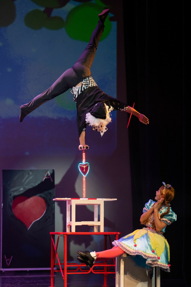 台灣特技團演出「愛麗pu的奇境夢遊」。（縣府提供）