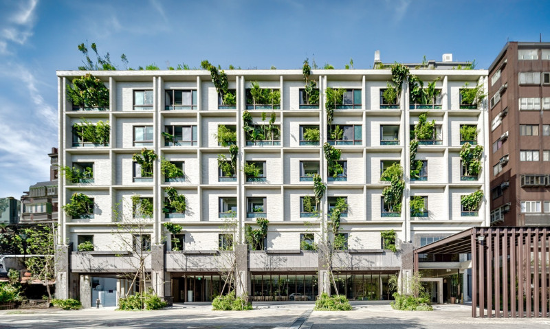 冠翔泉旅邀請國際金獎景觀建築師吳書原操刀，以自然綠意打造植癒系溫泉旅店。（冠翔泉旅提供）