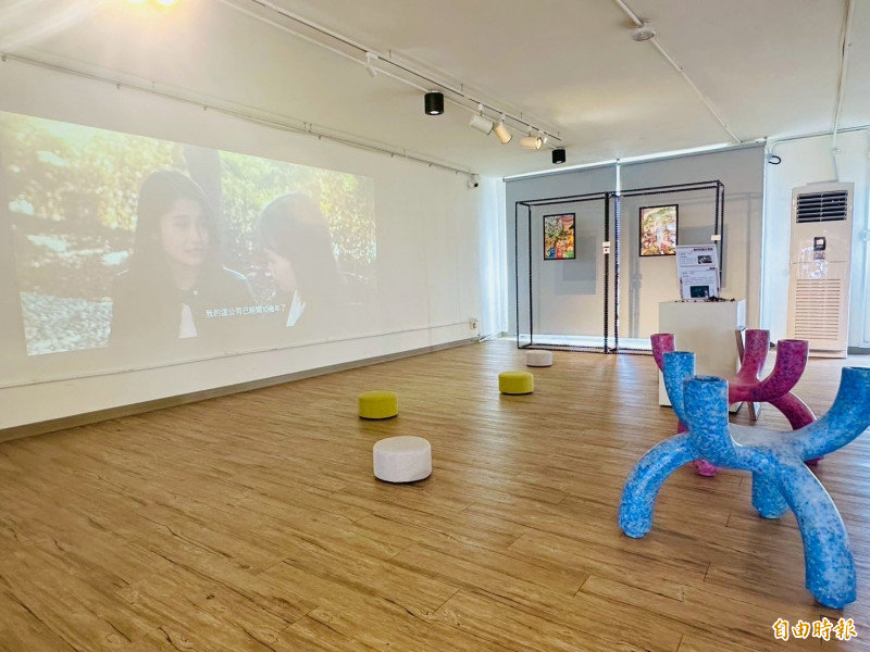 「小小聯合國：新住民青年設計展」在桃園設計庫展出9月底。（記者周敏鴻攝）