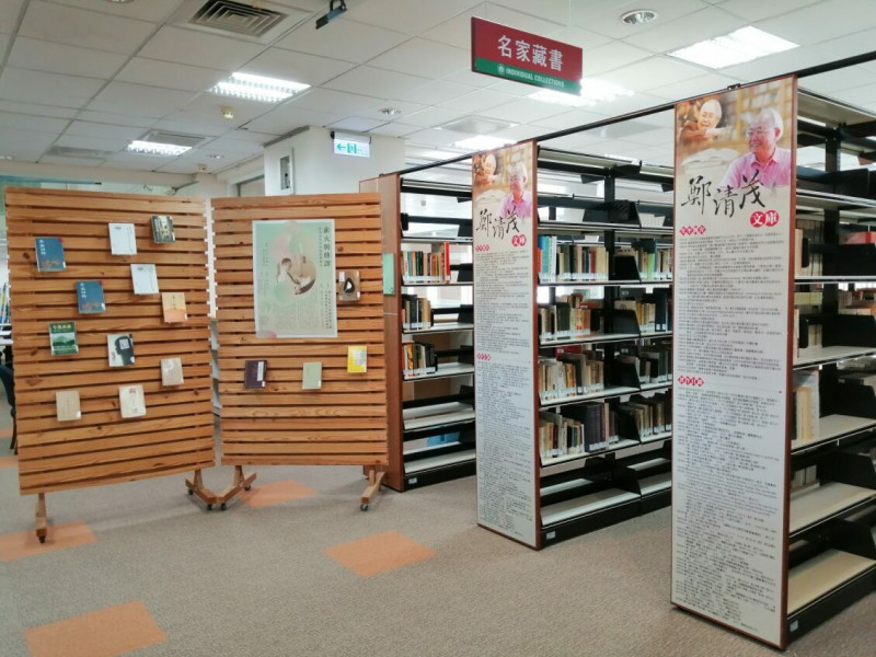 鄭清茂榮譽教授將其1萬多冊的藏書，捐贈給東華大學圖書館。（東華大學提供）
