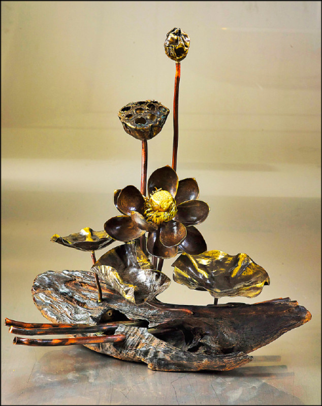 吳宗霖透過觀察門前荷花池創作出無數作品。