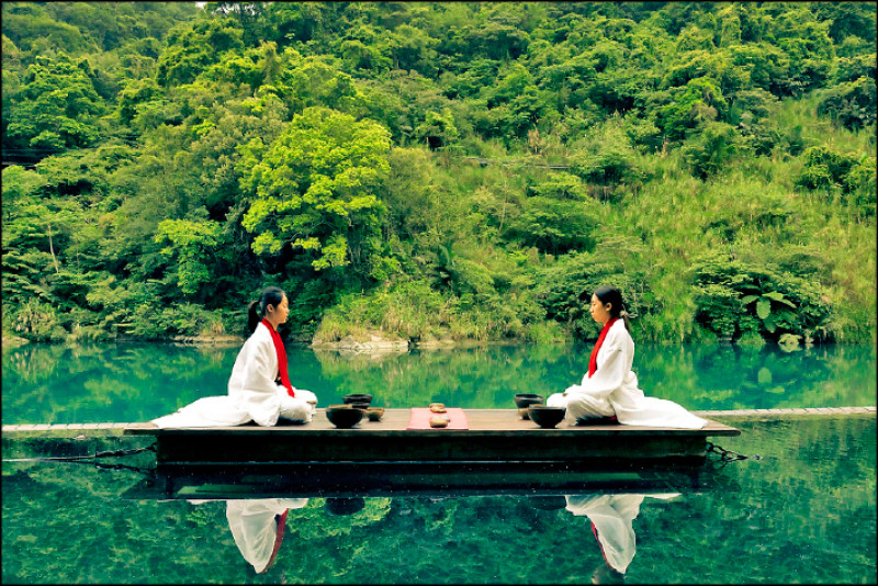 在「棋不語」表演中，聆聽吳宗霖手工製作的頌缽聲音在烏來山水間迴盪。（馥蘭朵烏來渡假酒店提供）