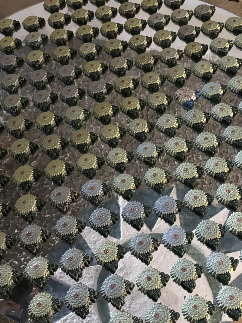 林銓居作品〈菊花五千朵〉於南竿77據點「等待美術館」展出。（記者董柏廷攝）