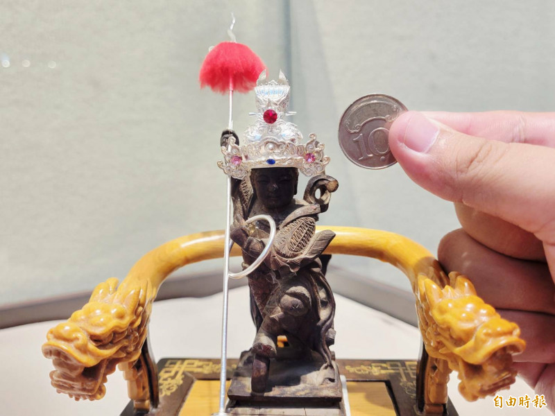 全台最小銀帽頭圍僅1吋半。（記者王姝琇攝）