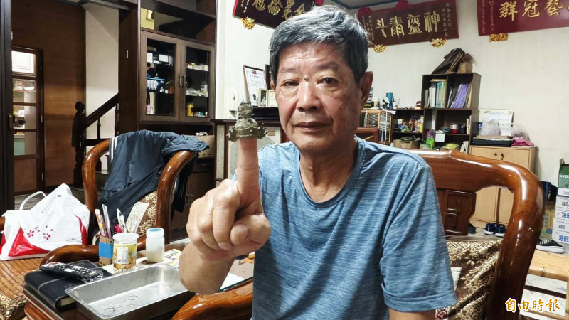 知名藝師郭春福挑戰製作全台最小銀帽，大小恰能套在食指，技藝超凡。（謝奇峰提供）