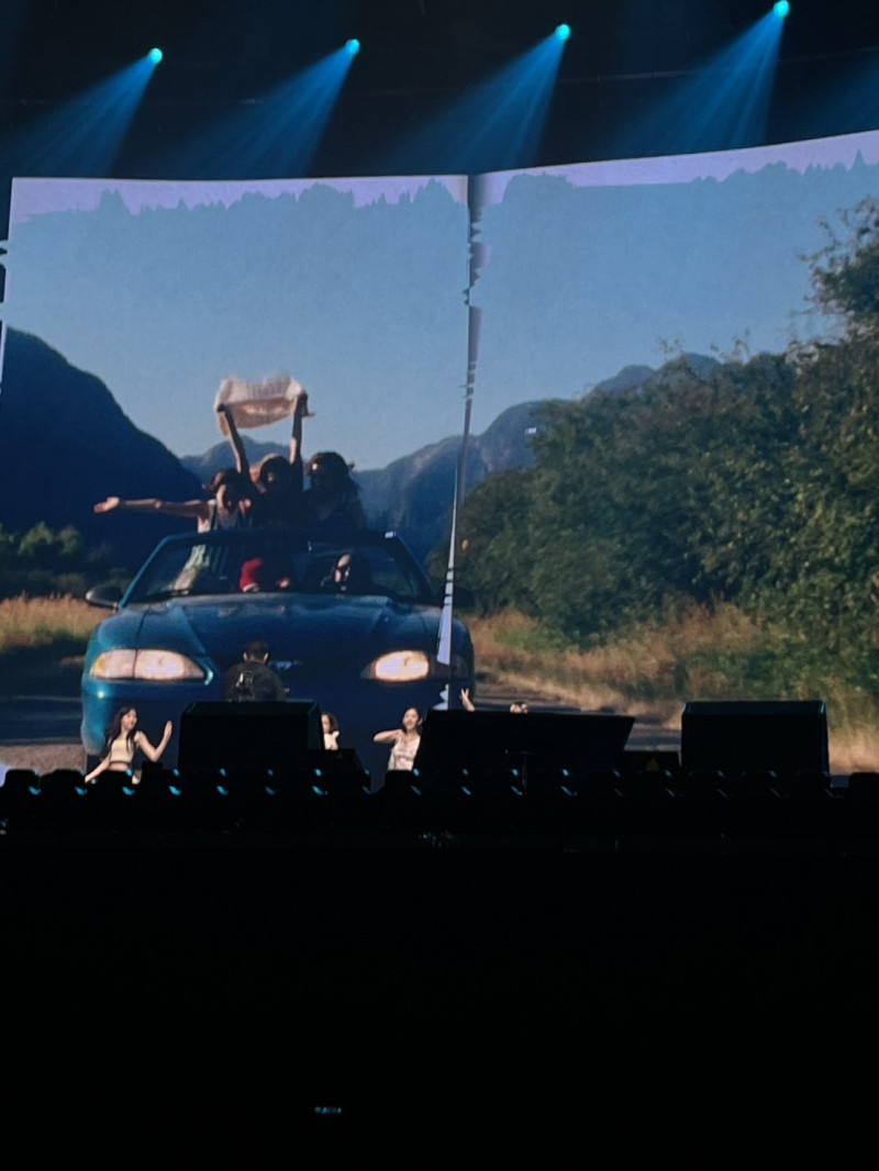 有民眾爆料稱，自己購買前排較高價的票券，卻發現舞台設計過高，導致視野不佳，無法看到表演內容，導致自己「花高價慘成冤大頭」。（民眾提供）