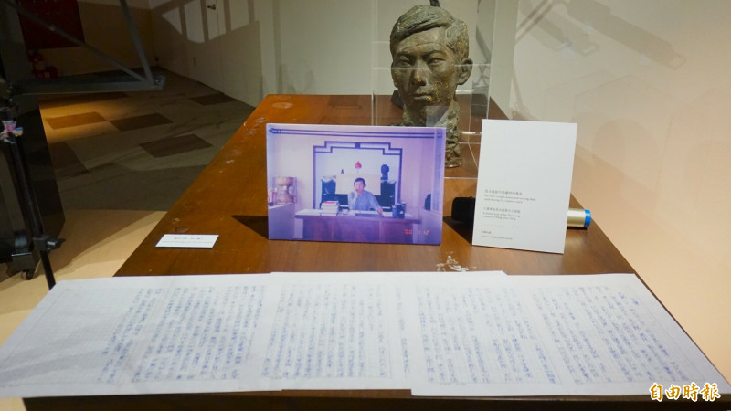 「《看見音樂 聽見畫》馬水龍逝世十周年紀念特展」首度曝光馬水龍使用過的書桌與鋼琴。（記者董柏廷攝）