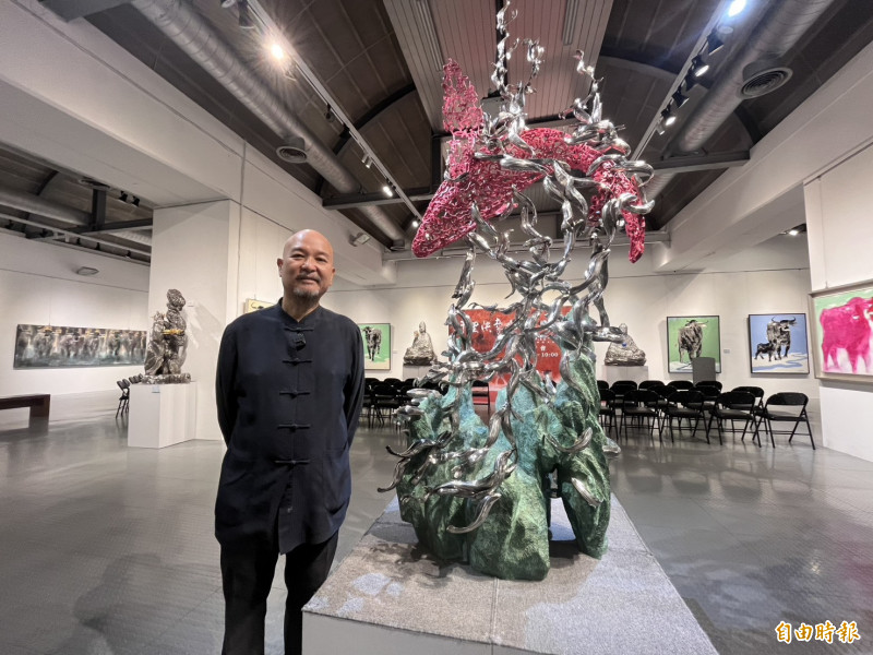 藝術家許文融的〈厚德載物〉作品，以鯨魚死亡孕育萬物的故事為題，整體創作理念在於將雕塑東方化，並提出「東方雕塑新美學」的概念。（記者廖雪茹攝）