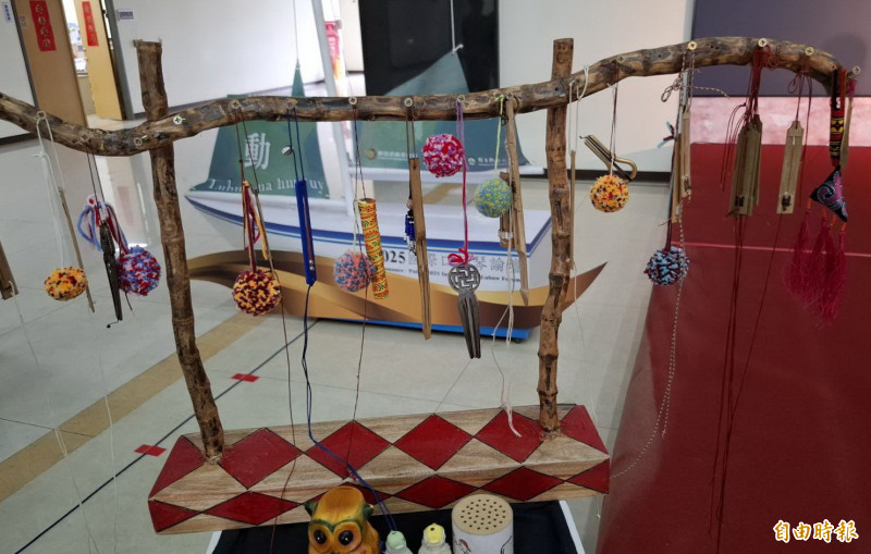 會場展示各國的口簧琴。（記者張勳騰攝）