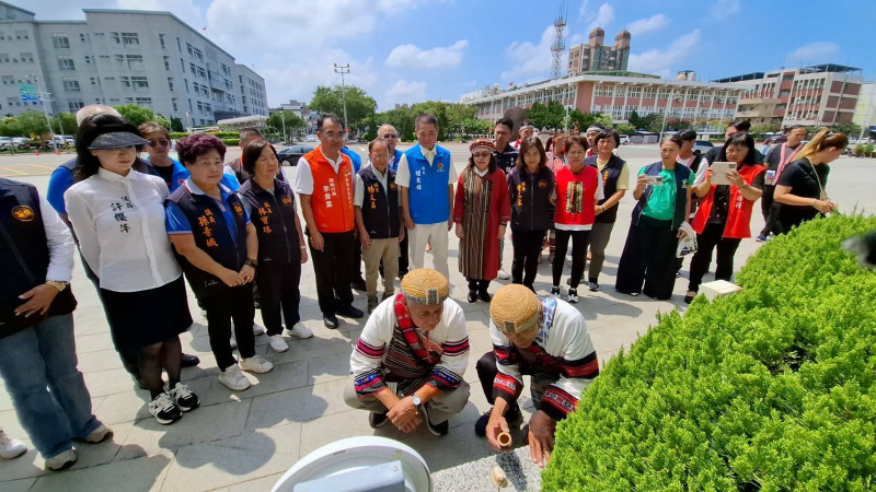 苗栗縣泰安鄉部落頭目，進行祈福儀式。（記者張勳騰攝）