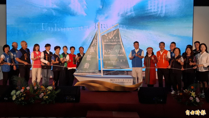 國際口簧琴國際論壇，9月26日至28日將在苗栗縣登場，由苗栗縣長鍾東錦（前排右6）等人主持啟動記者會。（記者張勳騰攝）