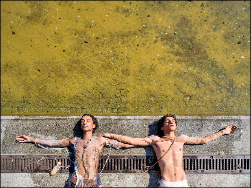 舞者於克拉拉．霍斯涅德洛娃的作品中演出。（漢堡火車站美術館提供）