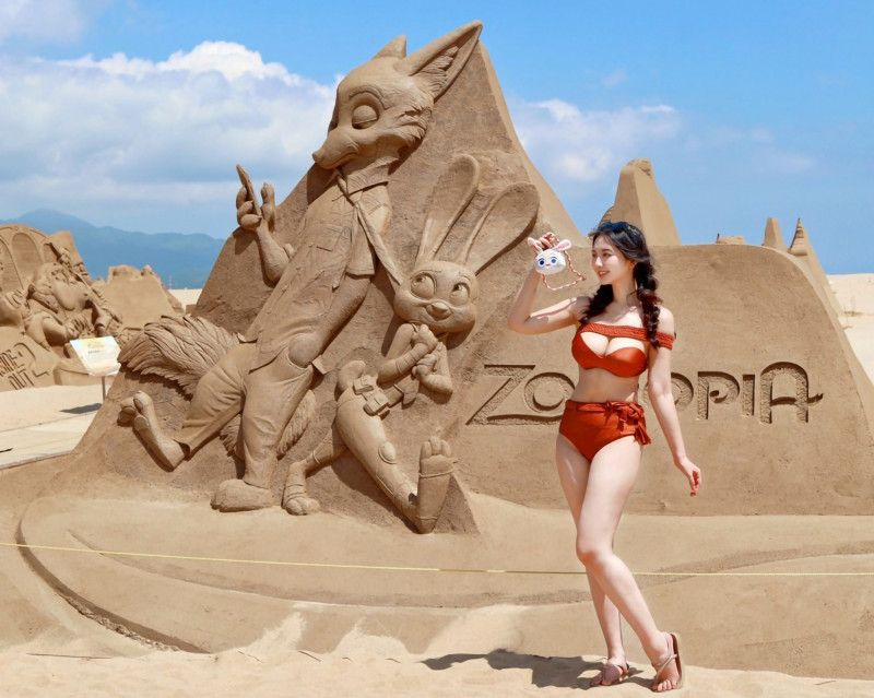 福隆沙雕藝術季活動期間，攜帶迪士尼配件入場享購票優惠。（福容大飯店福隆提供）