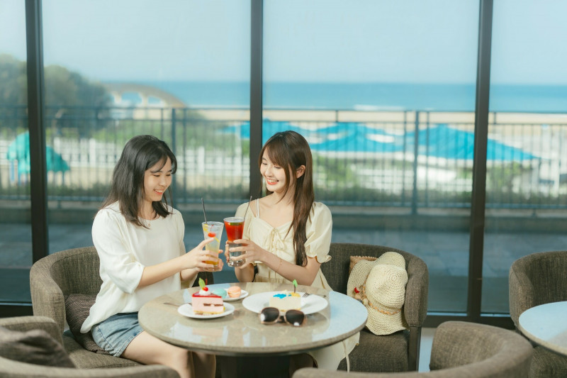 配合沙雕季展期延長，福容福隆店推出餐飲消費滿額摸彩，有機會抽中套房住宿券。（福容大飯店福隆提供）