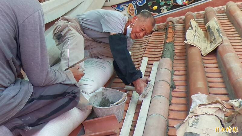 傅明光司阜所鋪之屋頂，毋需防水毯，卻能達到整齊、不漏的極致工藝。（資料照，記者廖雪茹攝）