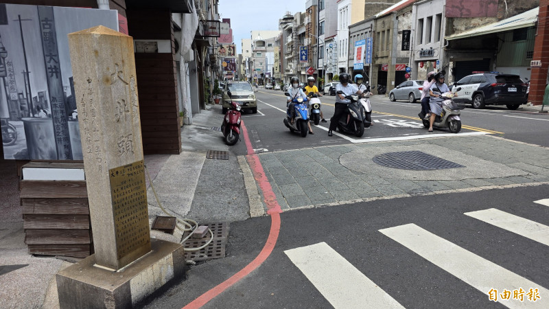 台南市定古蹟「大井頭」就位在路中央。（記者洪瑞琴攝）