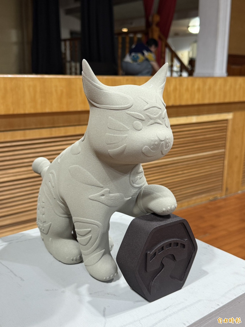 藝術裝置採環保材料，結合紅磚、菱殼炭等在地材質。（記者洪瑞琴攝）