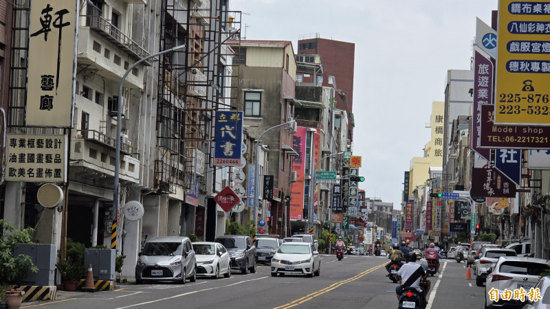 昔日「府城大街」即現今民權路。（記者洪瑞琴攝）