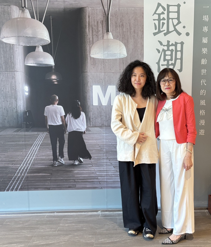 攝影師余惟（左）拍出潮香港特色，香港旅遊發展局台灣處長徐維妮（右）歡迎大家前往松菸誠品展場欣賞。（香港旅遊發展局提供）