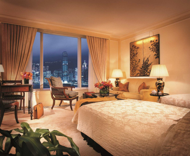 可樂旅遊「香港半島酒店3天2夜自由行」，含半島酒店含每日早餐及7人座單程機場接送。（可樂旅遊提供）