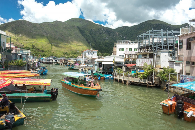 東南旅遊「樂齡漫遊香港」，帶遊客感受大澳漁村風情。（東南旅遊提供）