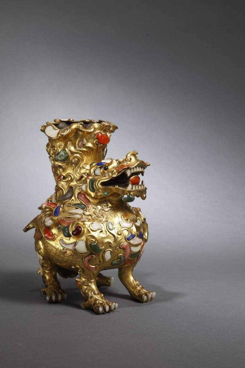 第3屆台北文華藝術博覽會將於9月26日登場，博物館級精品雲集，圖為來自東京鑑古堂〈清乾隆 御製銅鎏金嵌百寶瑞獸〉。（台北文華藝術博覽會提供）