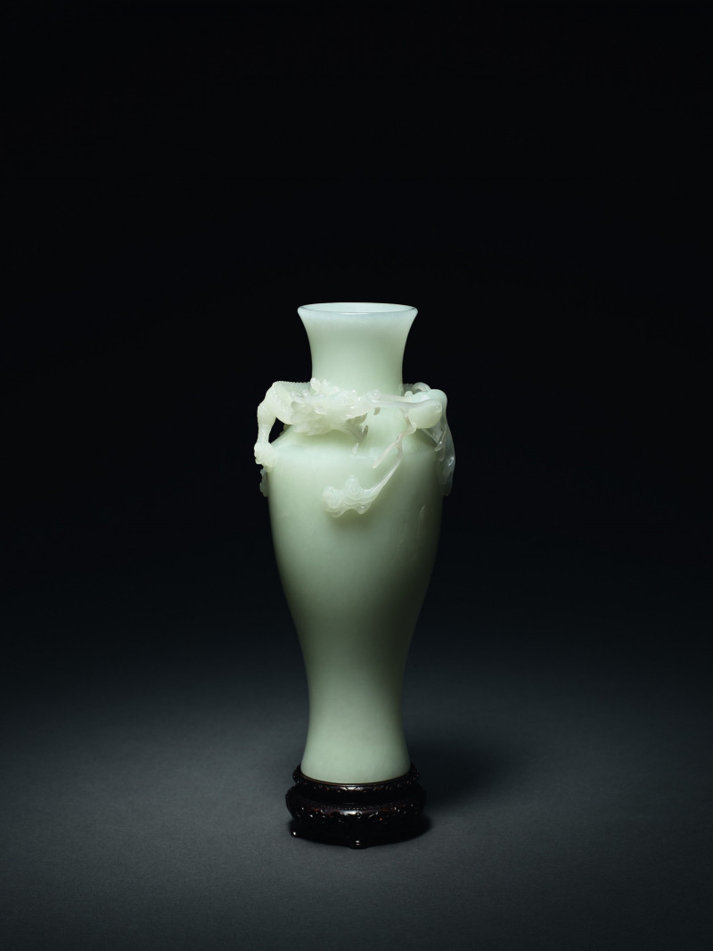 玉器展品中的清乾隆〈白玉高浮雕戲珠龍紋觀音瓶〉。（台北文華藝術博覽會提供）