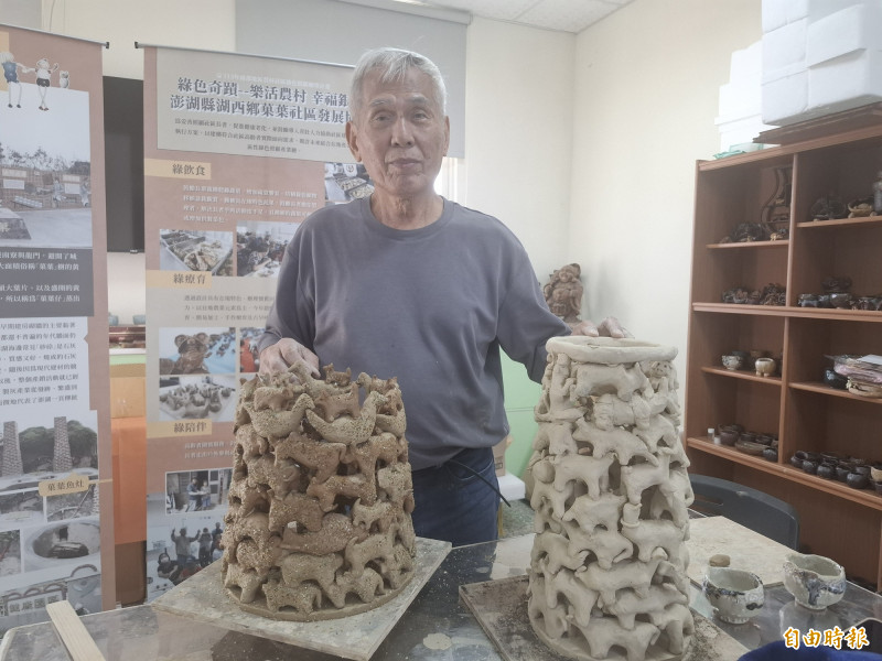 陶藝家許強照計畫創作「雞母狗燈塔」，成為菓葉社區意象。（記者劉禹慶攝）